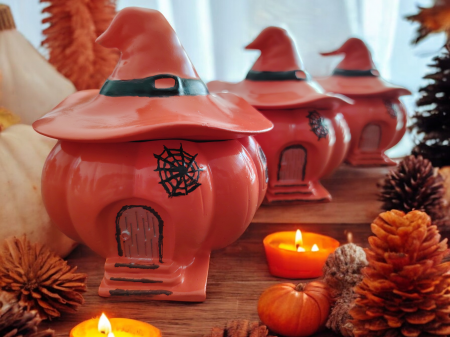 Lumânare parfumată "Pumpkin Spice Latte", în vas ceramic, model CĂSUȚA VRĂJITOAREI [3]