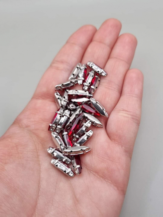 Stras Frunza Rosu inchis 4x15mm [1]