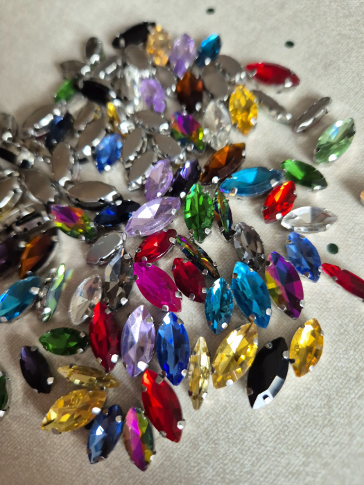 Mix strasuri defecte frunza 7x15mm, 6x12mm, 4x15mm (amestecate) [3]