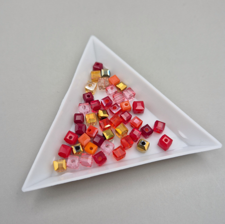 Alte forme - Margele cub 4mm mix rosu