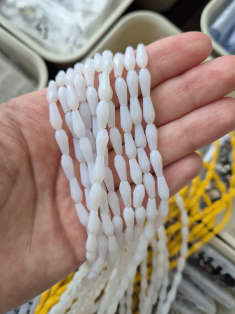 Alb - Sirag margele lacrima 4x9mm alb opal ~60 bucati