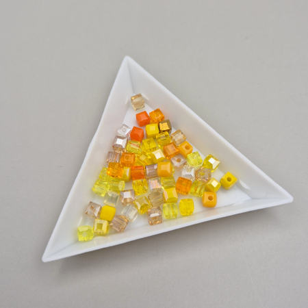 Alte forme - Margele cub 4mm mix galben