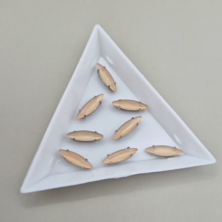 Strasuri - culori speciale - toate formele - Stras 4x15mm frunza bej peach jelly