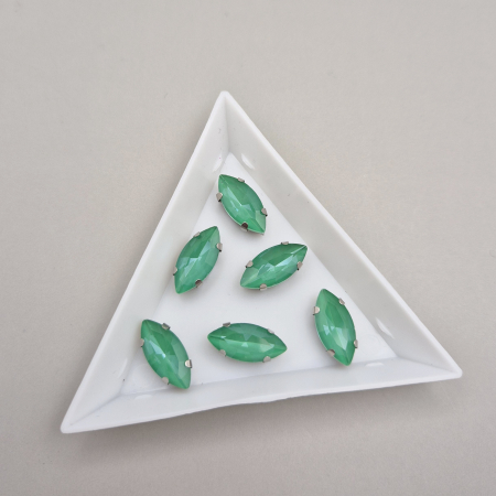 Strasuri - culori speciale - toate formele - Stras 7x15mm frunza Smarald satin