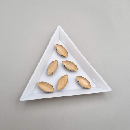 Strasuri - culori speciale - toate formele - Stras 7x15mm frunza Bej jelly