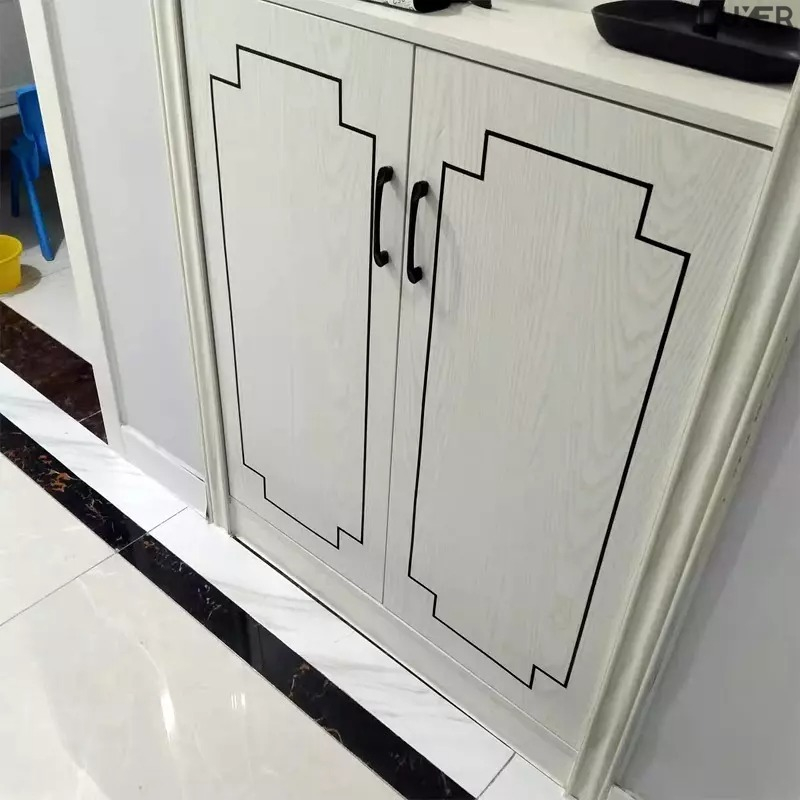 Banda Decorativa Autoadeziva, 1.1 cm x 5 m, pentru Pereti, Mobilier, Decoratiuni Auto si Interioare, Rezistenta la Apa, Durabila, Usor de Aplicat, Gold, Luxer, Banda adeziva decorativa de lipit pentru perete negru tip platbanda / bordura prete, ornamentala luxer [6]