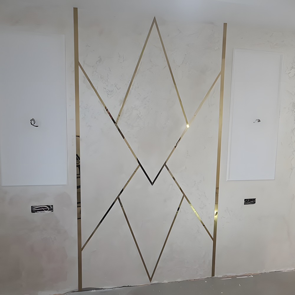 Bandă decorativă autoadezivă Luxer cu efect de oglindă aurie, lungime 5 metri, lățime 1.5 cm, material reflectorizant premium, ideală pentru decoruri interioare, mobilier și rame. [3]