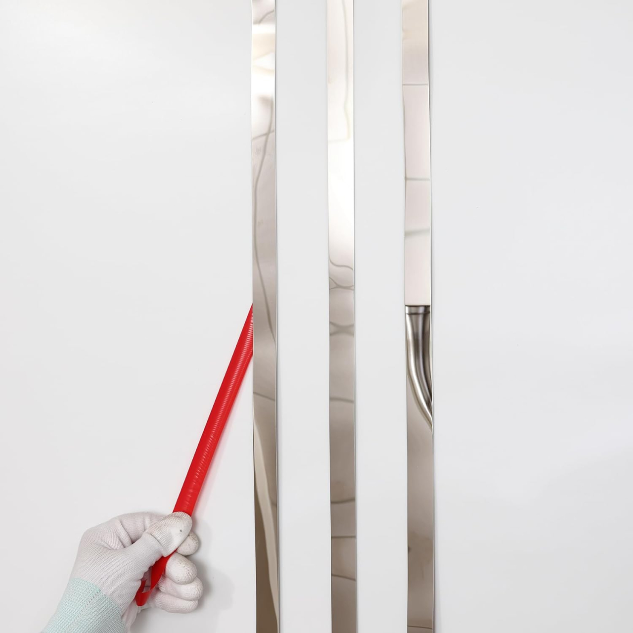 Bandă decorativă autoadezivă Luxer cu efect de oglindă argintie, lungime 5 metri, lățime 2.5 cm, material reflectorizant premium, ideală pentru decoruri interioare, mobilier și rame. [2]