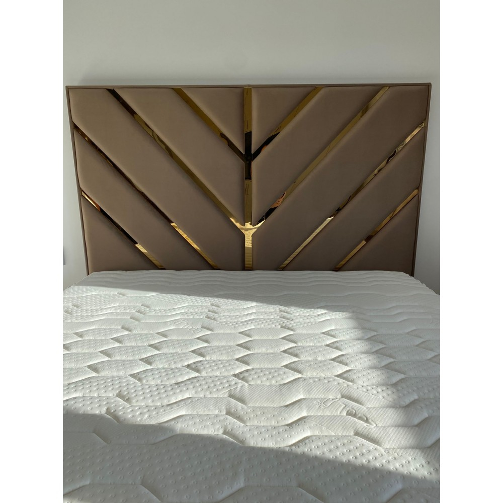 Bandă decorativă autoadezivă Luxer cu efect de oglindă aurie, lungime 5 metri, lățime 4 cm, material reflectorizant premium, ideală pentru decoruri interioare, mobilier și rame. [5]