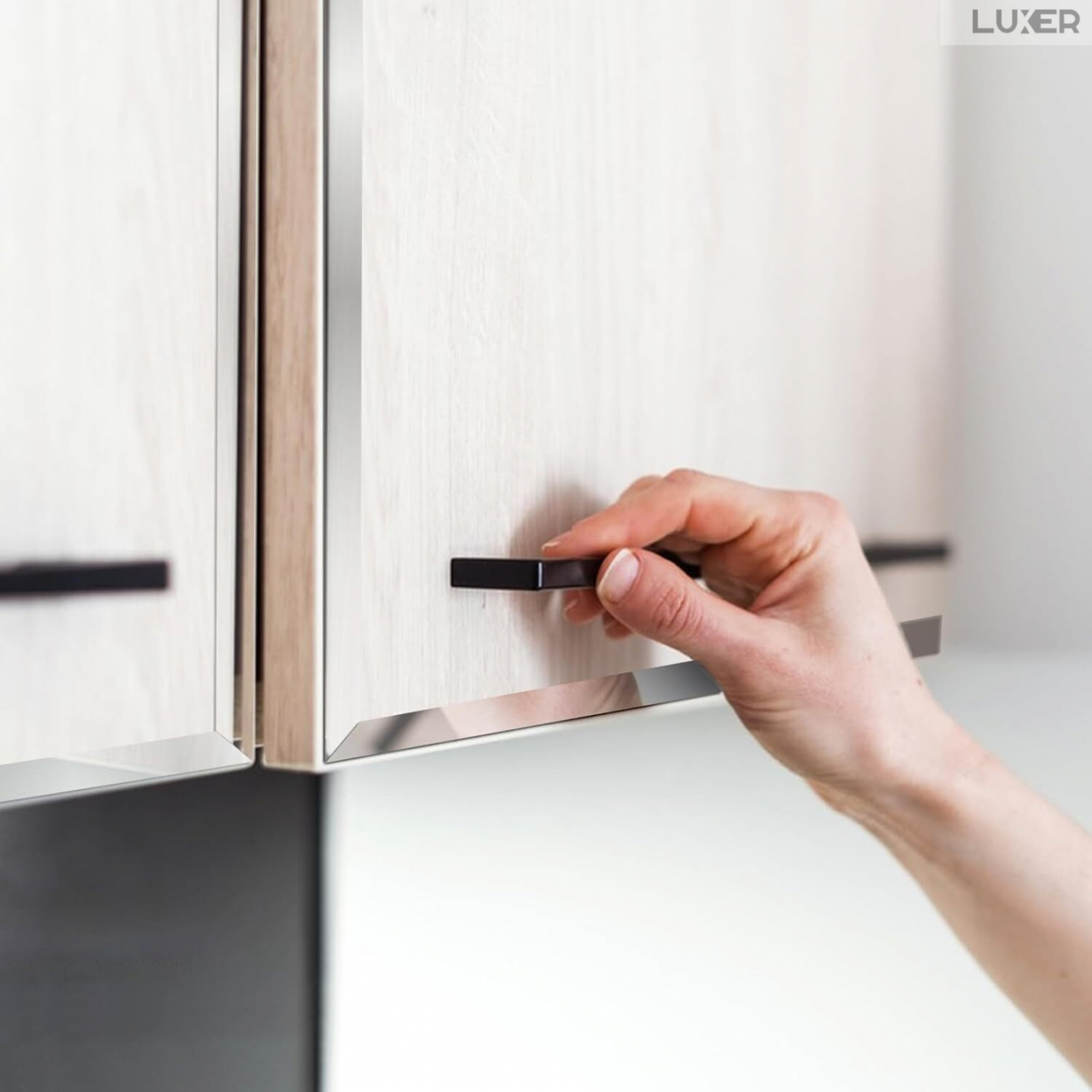 Banda Decorativa Autoadeziva Pentru Perete Cu Efect de Oglinda Luxer, Lungime 500 cm, Latime 1 cm, Silver, Banda Adeziva Metalica Pentru Mobila/Usi/Ferestre pentru Decor Dedeman Leroy Merlin Emag Gresie/Faianta Luxer [7]