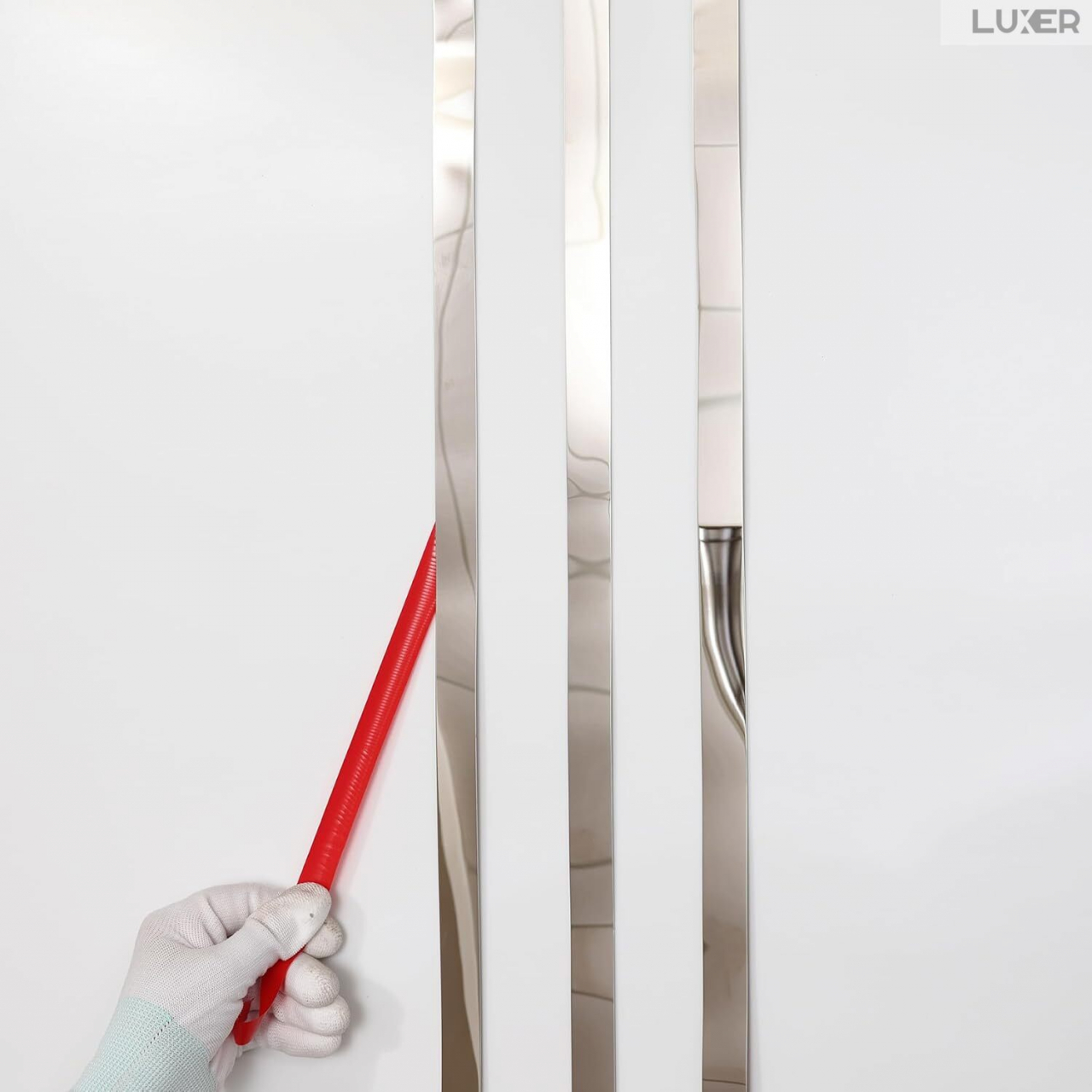 Banda Decorativa Autoadeziva Pentru Perete Cu Efect de Oglinda Luxer, Lungime 500 cm, Latime 1 cm, Silver, Banda Adeziva Metalica Pentru Mobila/Usi/Ferestre pentru Decor Dedeman Leroy Merlin Emag Gresie/Faianta Luxer [4]