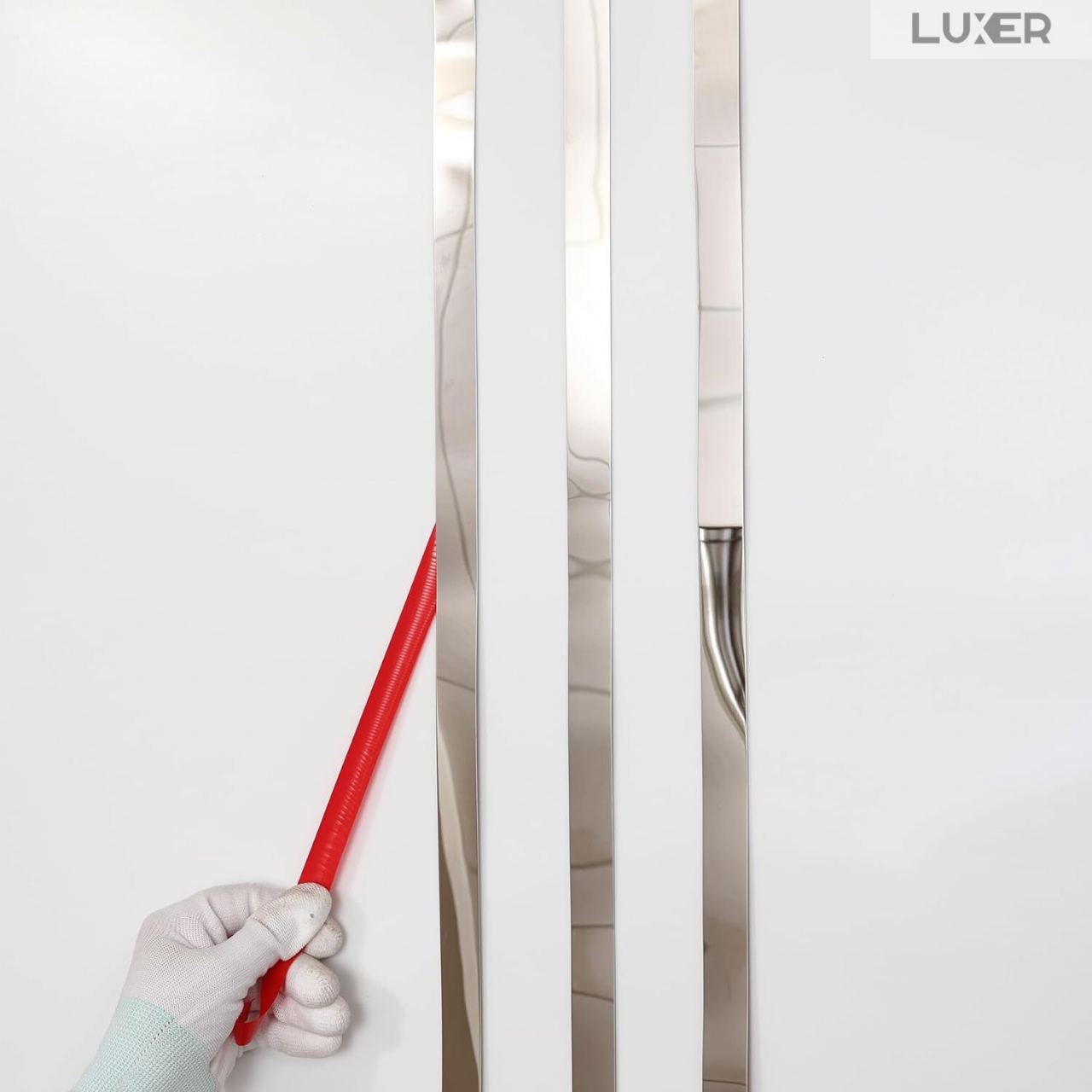 Banda Decorativa Autoadeziva Pentru Perete Cu Efect de Oglinda Luxer, Lungime 500 cm, Latime 2 cm, Silver, Banda Adeziva Metalica Pentru Mobila/Usi/Ferestre pentru Decor Dedeman Leroy Merlin Emag Gresie/Faianta Luxer [2]