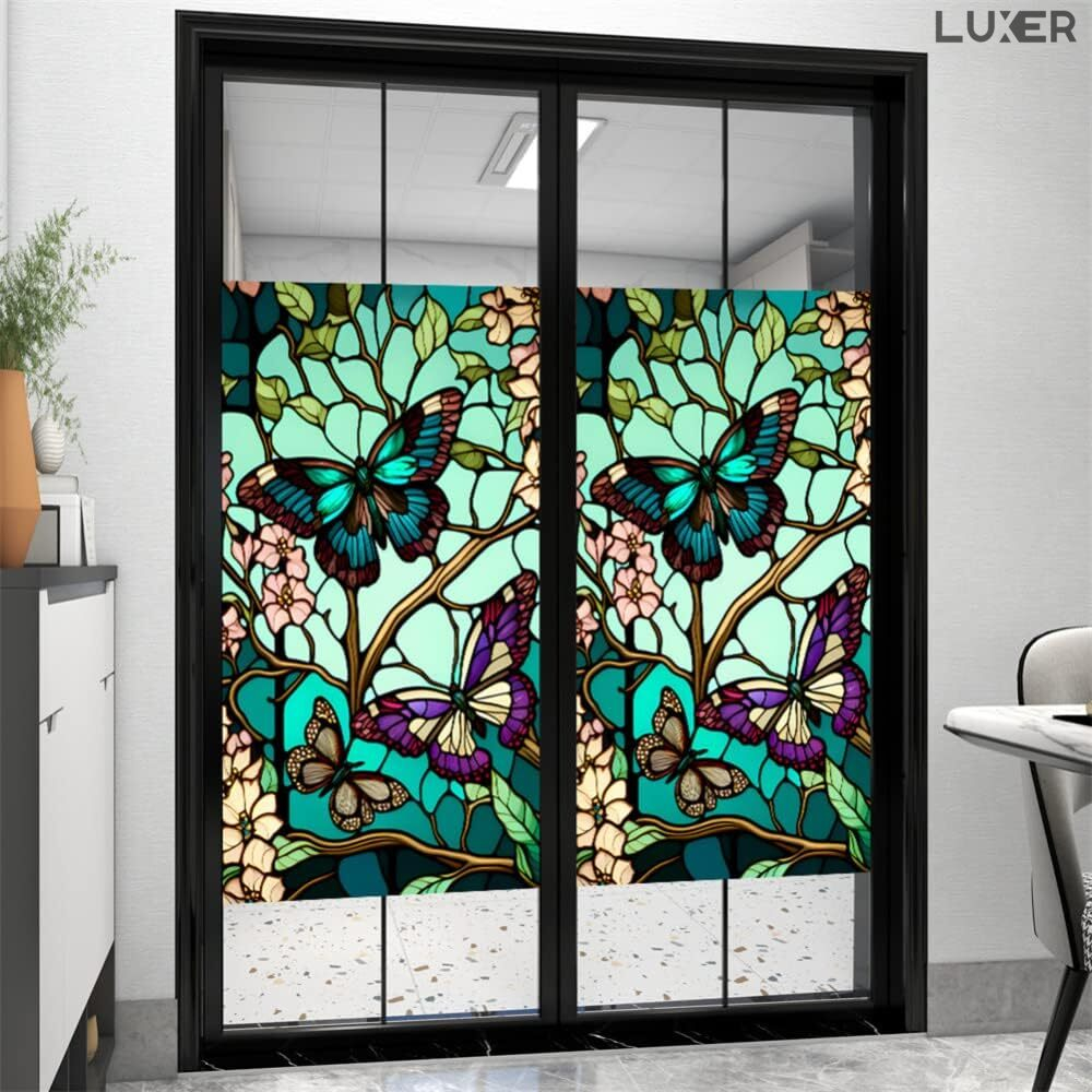 Folie autoadezivă pentru geamuri Luxer cu efect de vitraliu, model fluturi și flori, oferă protecție solară UV și intimitate 80%. [3]