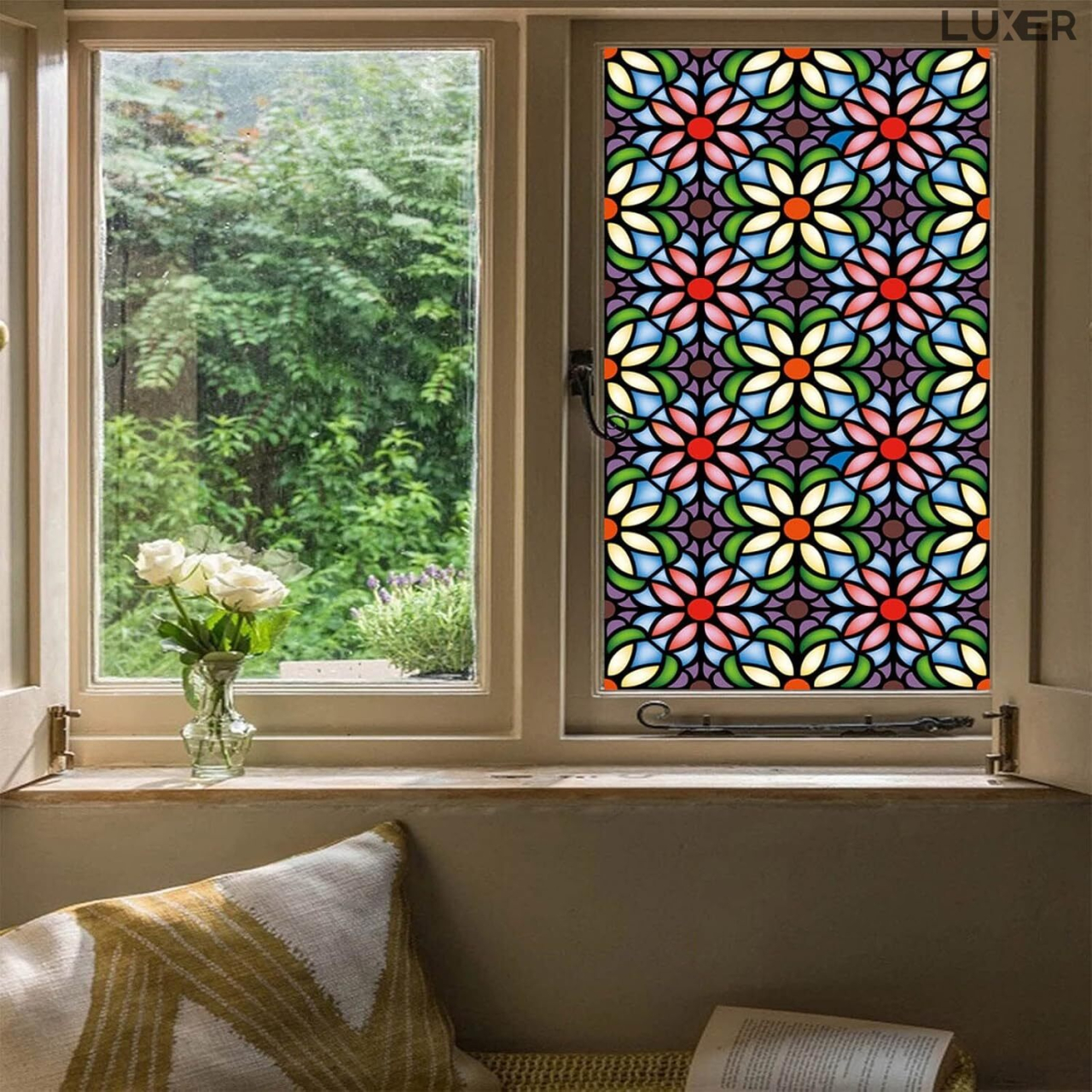 Folie autoadezivă pentru geamuri Luxer cu efect de vitraliu, Model Floral, oferă protecție solară UV și intimitate 80%. [7]
