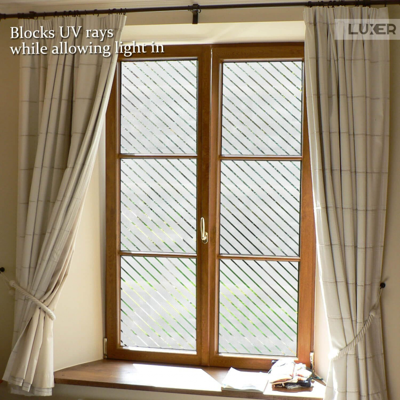 Folie Decorativa Privacy Pentru Geamuri - Home&Office, Protectie UV, Model - Dungi Diagonale, Dimensiuni 200x60 cm, Luxer, folie decorativă geamuri folie semi-privacy geamuri protecție UV geamuri folie dungi geamuri folie decorativă home office folie geamuri birou folie decorativă modernă folie geamuri pentru intimitate accesorii geamuri casă folie decorativă ușor de aplicat folie pentru ferestre moderne folie decorativă UV rezistentă folie dungi decorative folie geamuri semi-transparentă folie decorativă interior folie pentru ferestre birou folie geamuri anti-UV decorare geamuri casă folie decorativă mată protecție solară ferestre [2]