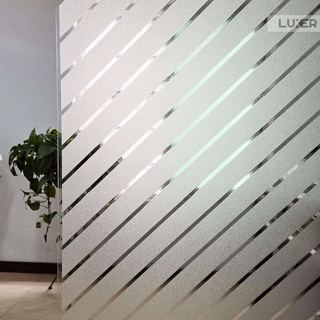 Folie Decorativa Privacy Pentru Geamuri - Home&Office, Protectie UV, Model - Dungi Diagonale, Dimensiuni 200x60 cm, Luxer, folie decorativă geamuri folie semi-privacy geamuri protecție UV geamuri folie dungi geamuri folie decorativă home office folie geamuri birou folie decorativă modernă folie geamuri pentru intimitate accesorii geamuri casă folie decorativă ușor de aplicat folie pentru ferestre moderne folie decorativă UV rezistentă folie dungi decorative folie geamuri semi-transparentă folie decorativă interior folie pentru ferestre birou folie geamuri anti-UV decorare geamuri casă folie decorativă mată protecție solară ferestre [5]