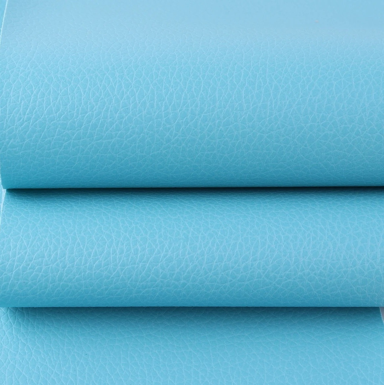 Folie din piele ecologică autoadezivă Luxer, Sky Blue, dimensiune 137x60 cm, ideală pentru recondiționare canapea, scaun sau interior auto. [3]