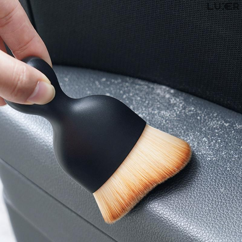 Perie Detailing Auto pentru Curățarea Interiorului Mașinii – Ideală pentru Bord, Guri de Aerisire, Ecrane Tactile și Suprafețe Delicate, Design Ergonomic și Peri Moi, Fără Zgârieturi, perie auto, detailing auto, curățare mașină, interior auto, pentru bord, moale, pentru suprafețe delicate, fără zgârieturi, accesorii detailing, curățare interior mașină, pentru guri de aerisire, pentru ecrane tactile, profesională, multifuncțională, unelte detailing, curățare bord mașină, accesorii auto curățenie, finisaje interioare, compactă, rezistentă. [3]