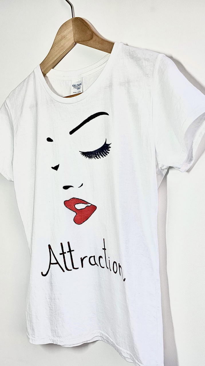 Tricou Pictat Manual "Attraction" Luxer, cadou original, inedit pentru persoana iubita, cadou pentru diriginta, cadou pentru invatatoare, cadou pentru educatoare, cadou martie martisor, feminine, elegante [2]