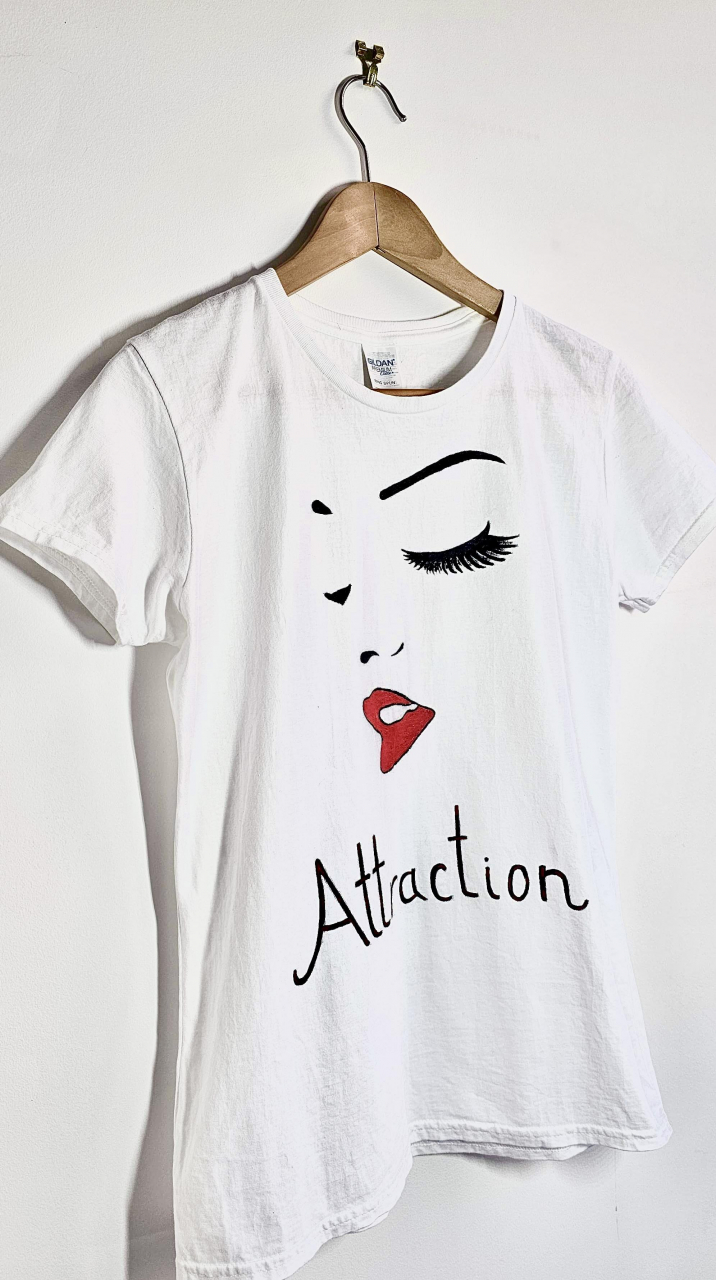 Tricou Pictat Manual "Attraction" Luxer, cadou original, inedit pentru persoana iubita, cadou pentru diriginta, cadou pentru invatatoare, cadou pentru educatoare, cadou martie martisor, feminine, elegante [3]