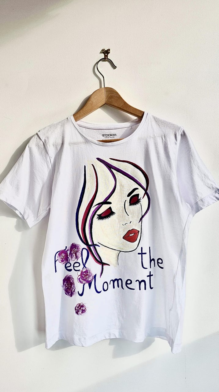 Tricou Pictat Manual "Feel The Moment" Luxer, cadou original, inedit pentru persoana iubita, cadou pentru diriginta, cadou pentru invatatoare, cadou pentru educatoare, cadou martie martisor, feminine, elegante [1]