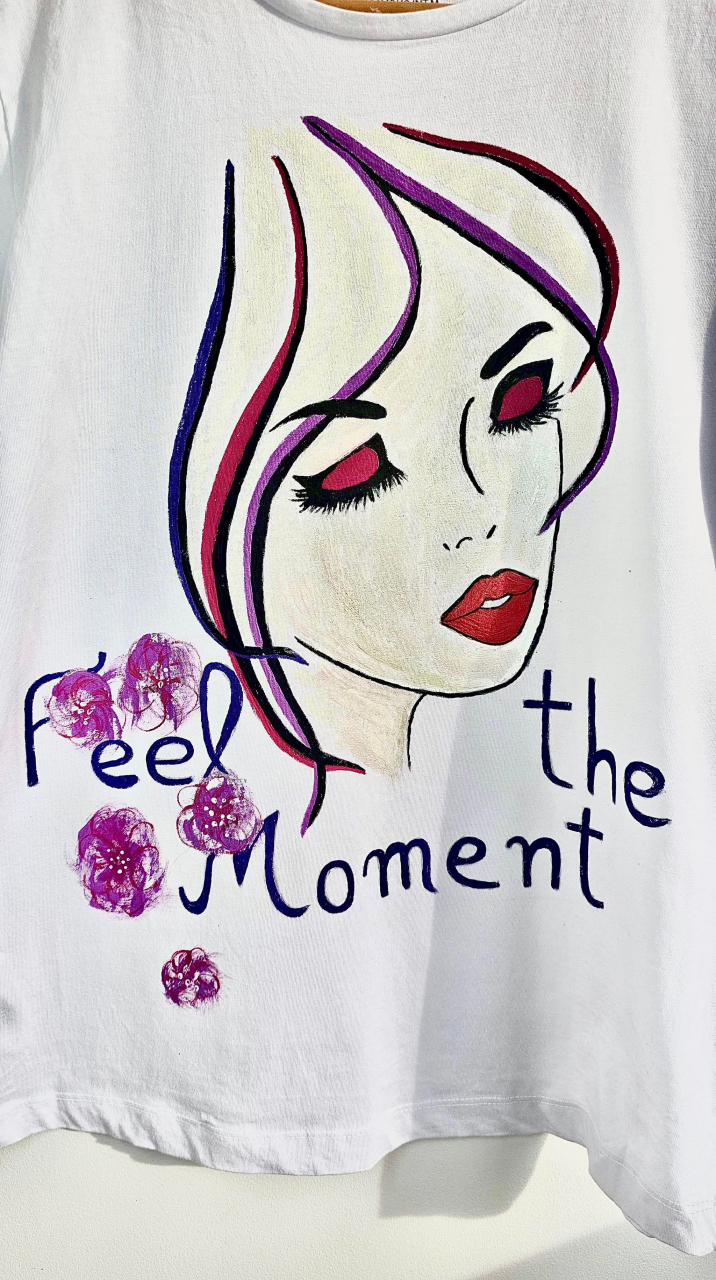 Tricou Pictat Manual "Feel The Moment" Luxer, cadou original, inedit pentru persoana iubita, cadou pentru diriginta, cadou pentru invatatoare, cadou pentru educatoare, cadou martie martisor, feminine, elegante [4]