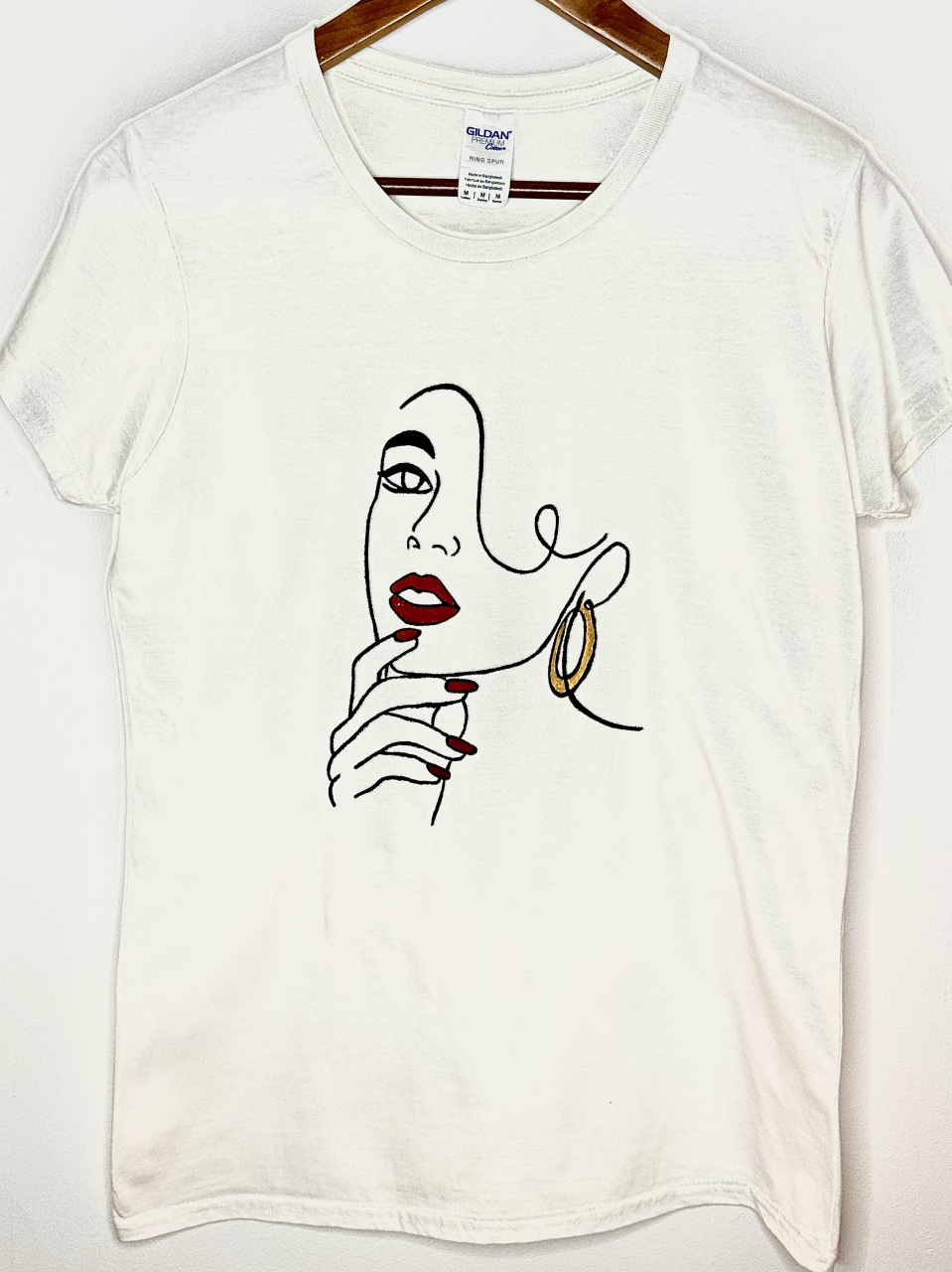 Tricou Pictat Manual "Feminine Line" Luxer, cadou original, inedit pentru persoana iubita, cadou pentru diriginta, cadou pentru invatatoare, cadou pentru educatoare, cadou martie martisor [1]