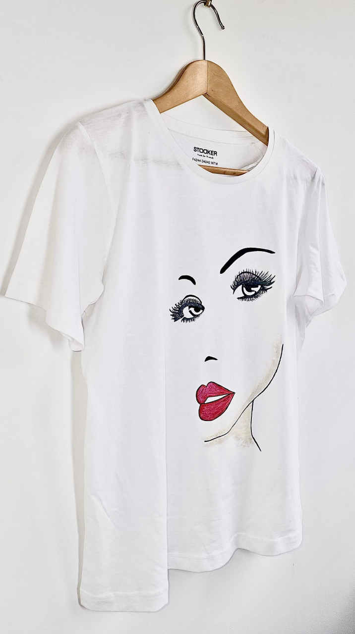 Tricou Pictat Manual "Red Lips" Luxer, cadou original, inedit pentru persoana iubita, cadou pentru diriginta, cadou pentru invatatoare, cadou pentru educatoare, cadou martie martisor, feminine, elegante [2]
