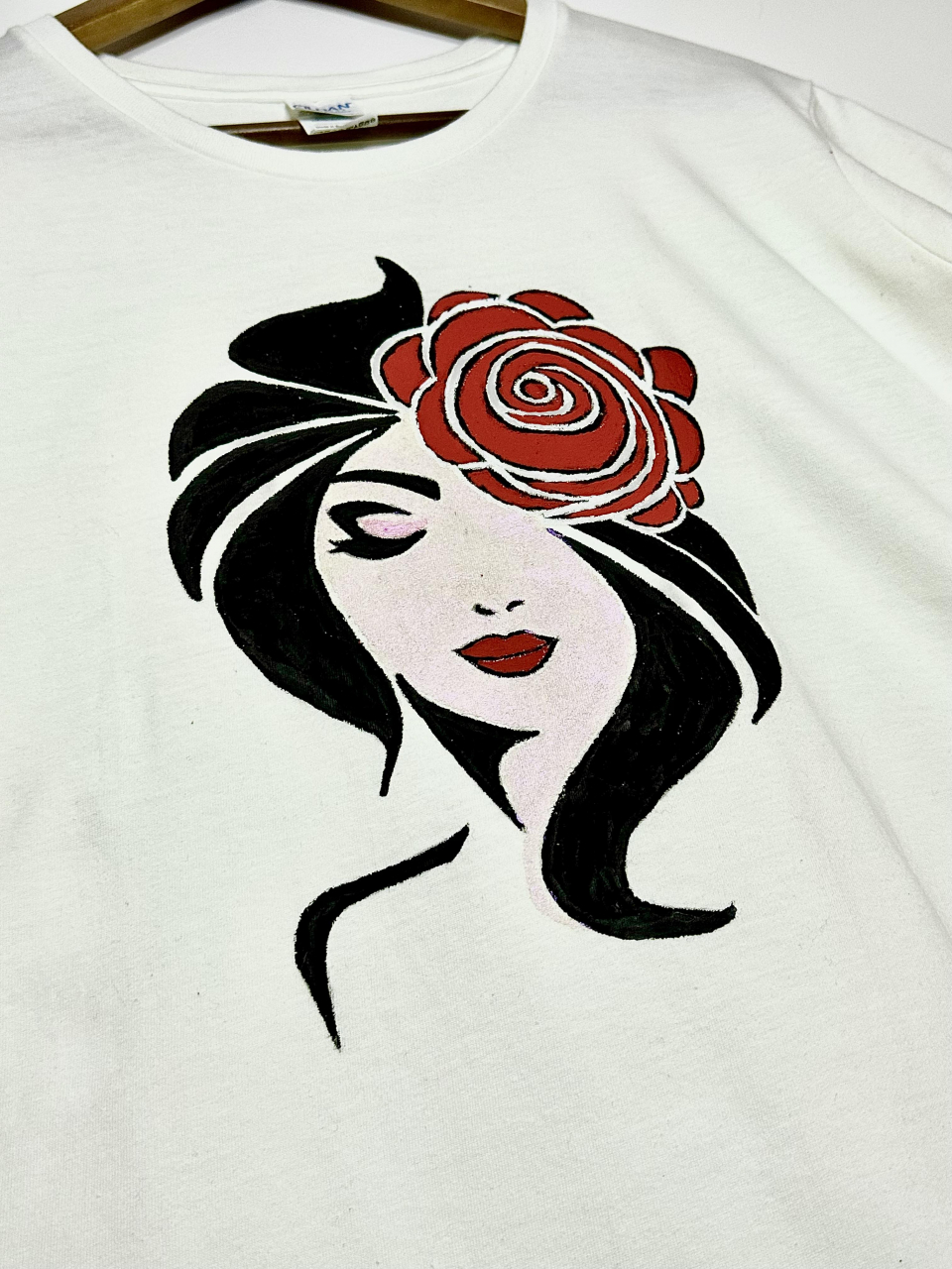 Tricou Pictat Manual "Red Girl" Luxer, cadou original, inedit pentru persoana iubita, cadou pentru diriginta, cadou pentru invatatoare, cadou pentru educatoare, cadou martie martisor [2]