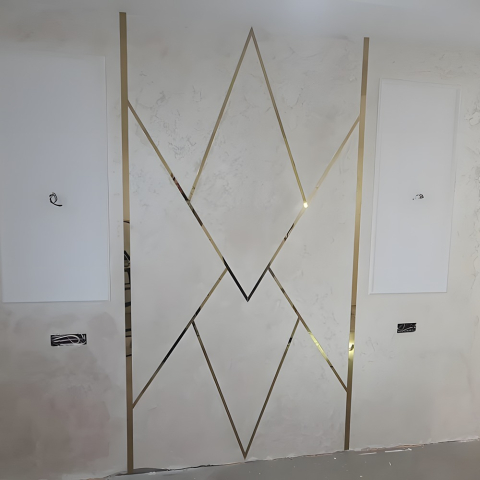 Bandă decorativă autoadezivă Luxer cu efect de oglindă aurie, lungime 5 metri, lățime 1.5 cm, material reflectorizant premium, ideală pentru decoruri interioare, mobilier și rame. [2]