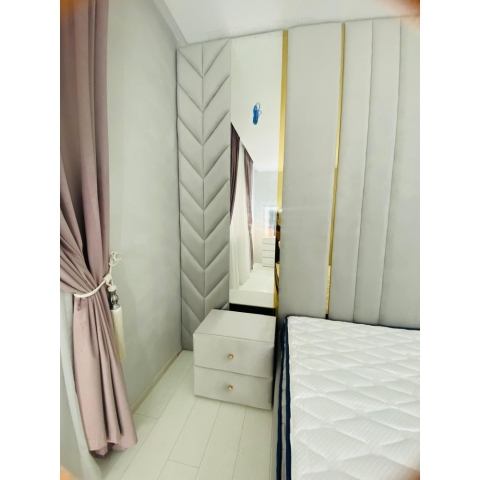 Bandă decorativă autoadezivă Luxer cu efect de oglindă aurie, lungime 5 metri, lățime 2.5 cm, material reflectorizant premium, ideală pentru decoruri interioare, mobilier și rame. [4]