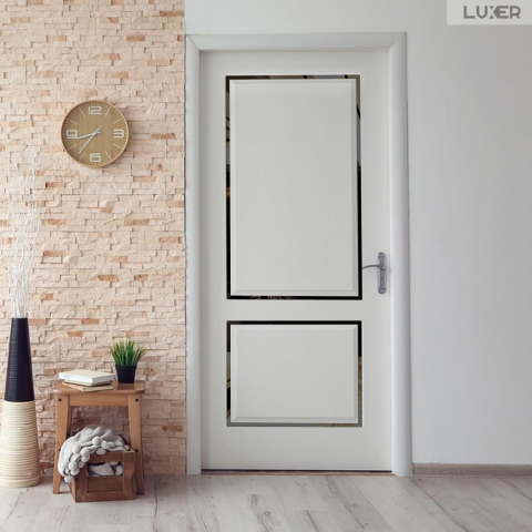 Bandă decorativă autoadezivă Luxer cu efect de oglindă neagra, lungime 5 metri, lățime 1.5 cm, material reflectorizant premium, ideală pentru decoruri interioare, mobilier și rame. [2]