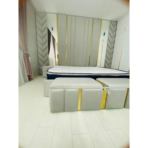 Bandă decorativă autoadezivă Luxer cu efect de oglindă aurie, lungime 5 metri, lățime 4 cm, material reflectorizant premium, ideală pentru decoruri interioare, mobilier și rame. [3]