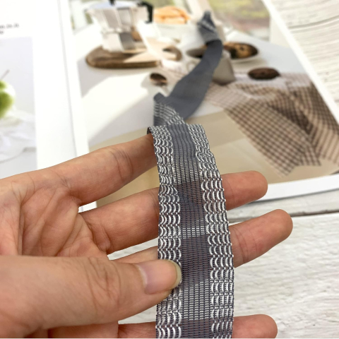 Banda termocolantă Luxer gri de 5 metri pentru tivuri fără coasere, aplicare rapidă cu fierul de călcat. [1]