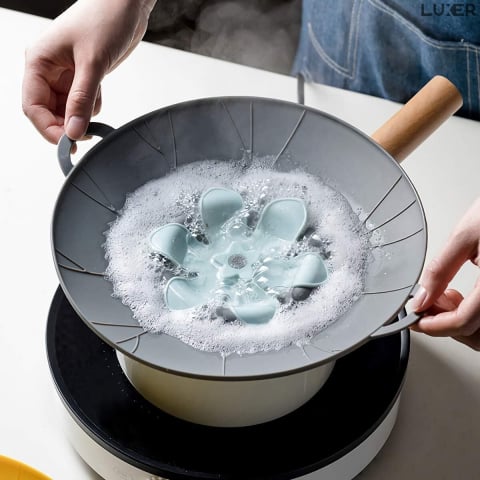 Capac din Silicon pentru Oala cu Orificiu Abur, Sistem Inteligent Antiscurgere, Marime Universala, Diametru 26 cm, 2 Manere, Rezistent intre -40 si 230 °C, Functie Gatire la Aburi, Gri, Luxer [0]