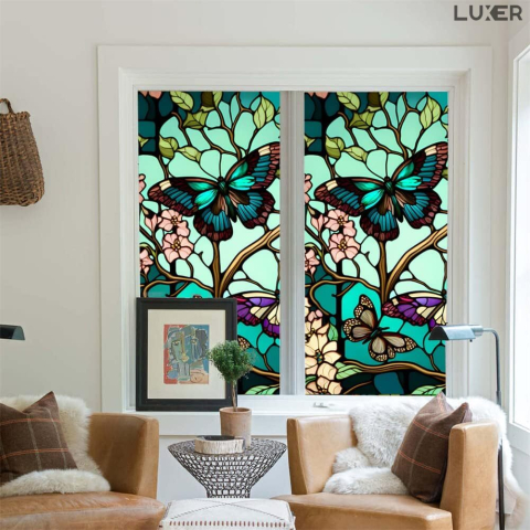 Folie autoadezivă pentru geamuri Luxer cu efect de vitraliu, model fluturi și flori, oferă protecție solară UV și intimitate 80%. [6]