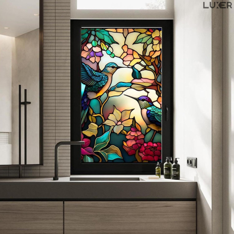 Folie autoadezivă pentru geamuri Luxer cu efect de vitraliu, Model Pasarea Colibry, oferă protecție solară UV și intimitate 80%. [1]