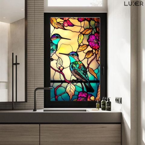 Folie autoadezivă pentru geamuri Luxer cu efect de vitraliu, Model Pasarea Privighetoare, oferă protecție solară UV și intimitate 80%. [1]
