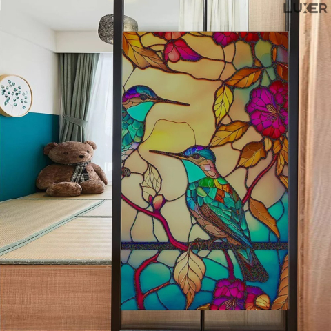 Folie autoadezivă pentru geamuri Luxer cu efect de vitraliu, Model Pasarea Privighetoare, oferă protecție solară UV și intimitate 80%. [6]