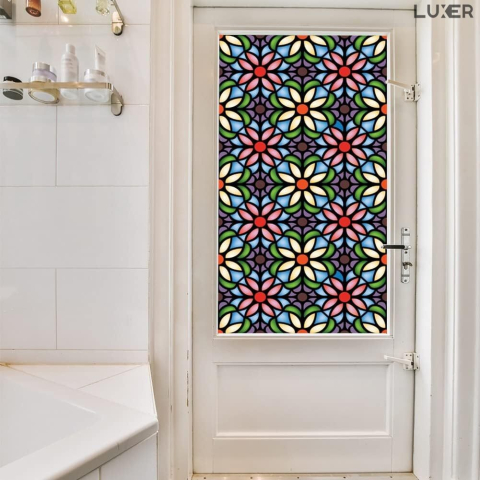 Folie autoadezivă pentru geamuri Luxer cu efect de vitraliu, Model Floral, oferă protecție solară UV și intimitate 80%. [4]