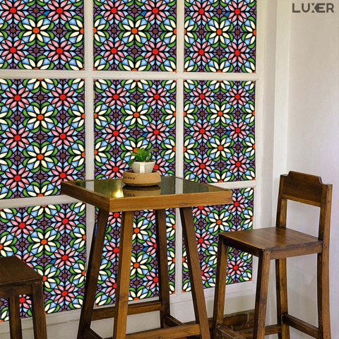 Folie autoadezivă pentru geamuri Luxer cu efect de vitraliu, Model Floral, oferă protecție solară UV și intimitate 80%. [2]