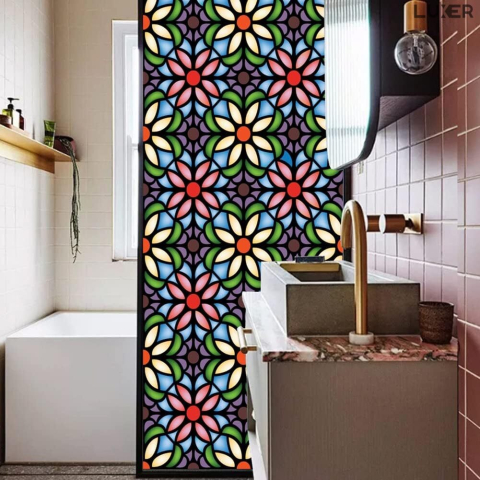 Folie autoadezivă pentru geamuri Luxer cu efect de vitraliu, Model Floral, oferă protecție solară UV și intimitate 80%. [1]