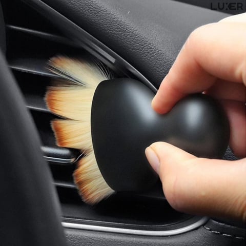 Perie Detailing Auto pentru Curățarea Interiorului Mașinii – Ideală pentru Bord, Guri de Aerisire, Ecrane Tactile și Suprafețe Delicate, Design Ergonomic și Peri Moi, Fără Zgârieturi, perie auto, detailing auto, curățare mașină, interior auto, pentru bord, moale, pentru suprafețe delicate, fără zgârieturi, accesorii detailing, curățare interior mașină, pentru guri de aerisire, pentru ecrane tactile, profesională, multifuncțională, unelte detailing, curățare bord mașină, accesorii auto curățenie, finisaje interioare, compactă, rezistentă. [1]