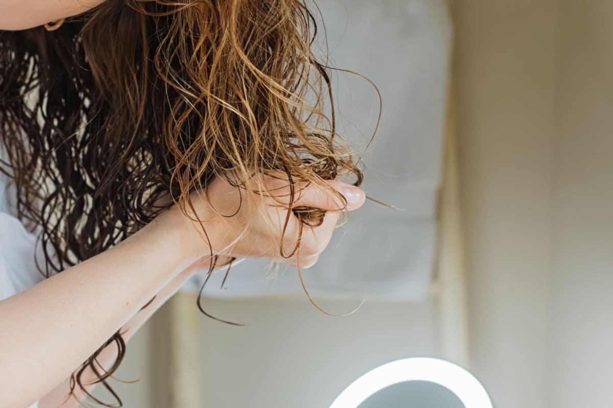 Metoda Curly Hair - par creț, rutină de îngrijire a părului, tehnica de scrunching