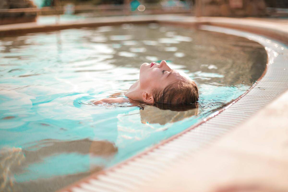 păr vopsit - femeie in piscina