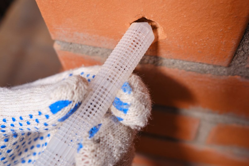 aplicare ancora chimica in zidarie cu ajutorul unui instrument special