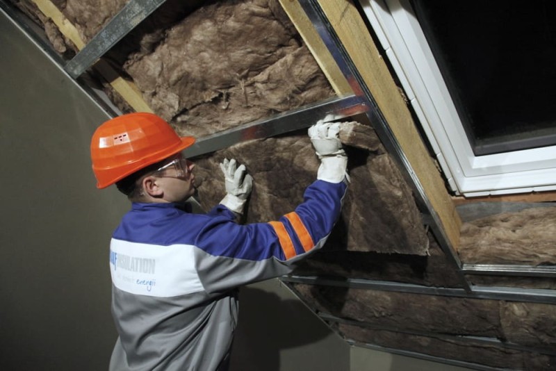 barbat monteaza vata de sticla in mansarda