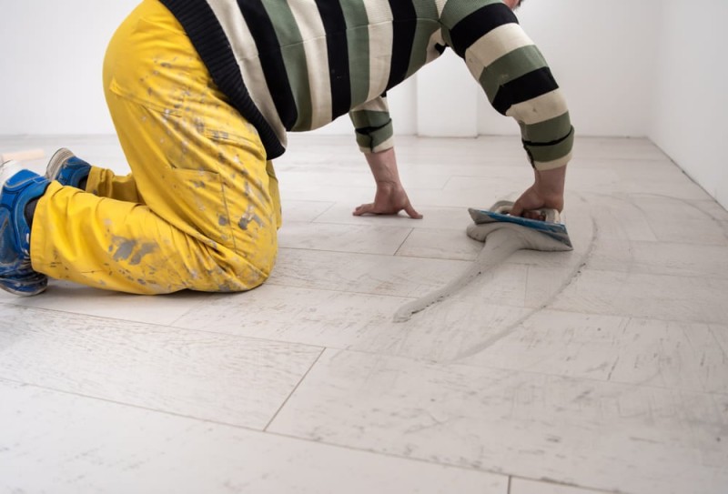 muncitor care aplica chit de rosturi