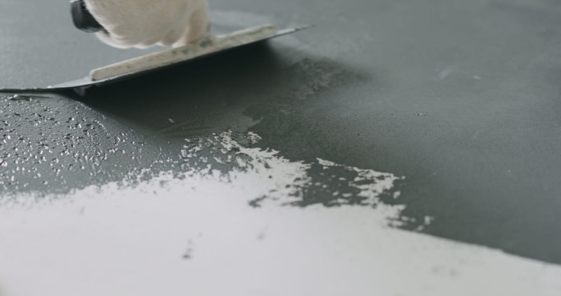 aplicare microciment pe suprafete din baie