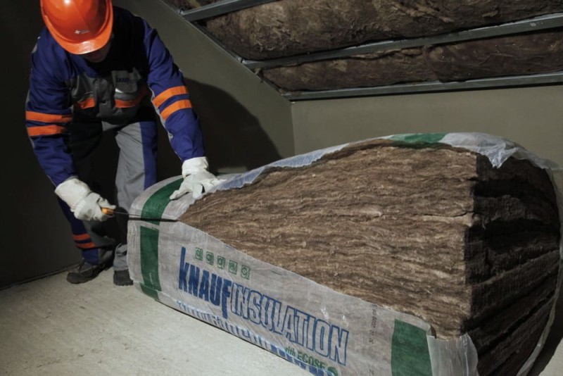 barbat desface un bax de vata de sticla